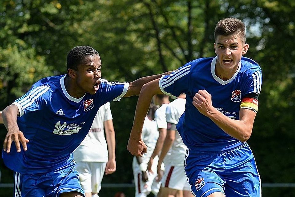 Gemeinsamer Jubel: Mihaljevic, Kapitän von Unterhachings U17, trifft im August 2017 zum späten Ausgleich gegen Nürnberg und jubelt gemeinsam mit dem heutigen BVB-Neuzugang Karim Adeyemi.