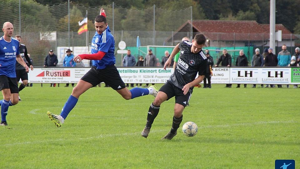 Mit dem 3:0 gegen den TuS Rosenberg II (in Blau-Schwarz) festigte die SG Mipo/Traßlberg (in Schwarz) ihre gute Position im Kreis der Aufstiegsanwärter.