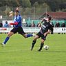 Mit dem 3:0 gegen den TuS Rosenberg II (in Blau-Schwarz) festigte die SG Mipo/Traßlberg (in Schwarz) ihre gute Position im Kreis der Aufstiegsanwärter.