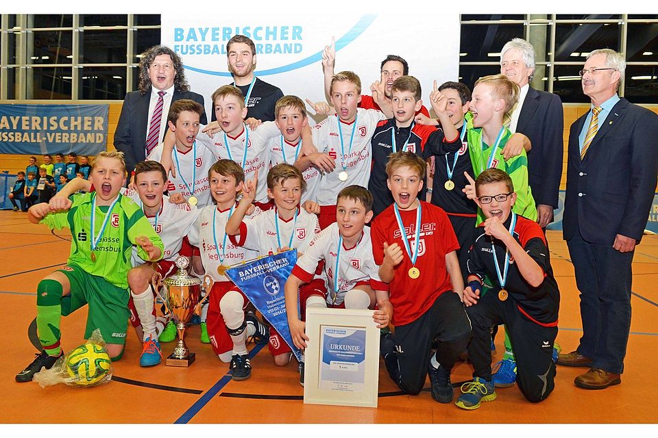 Die U13 des SSV Jahn Regensburg bejubelt in Nittenau die Bayerische Meisterschaft. Foto: BFV