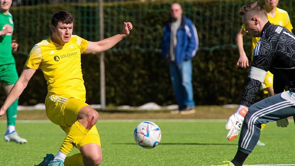 Einsatzfreudiger Allrounder: Dominik Bacher (im gelben Trkot, hier in der Partie gegen Holzkirchen im vergangenen März) wurde beim Landesligisten sowohl als Verteidiger als auch als Stürmer eingesetzt.