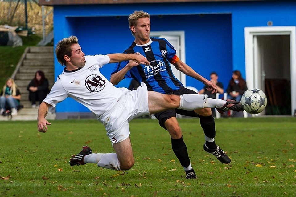 So wie hier Sebastian Gramüller gegen Alex Ritzer war Oberpolling meistens einen Schritt schneller als ihr Gastgeber Kellberg    Foto : Karl-Heinz Hönl