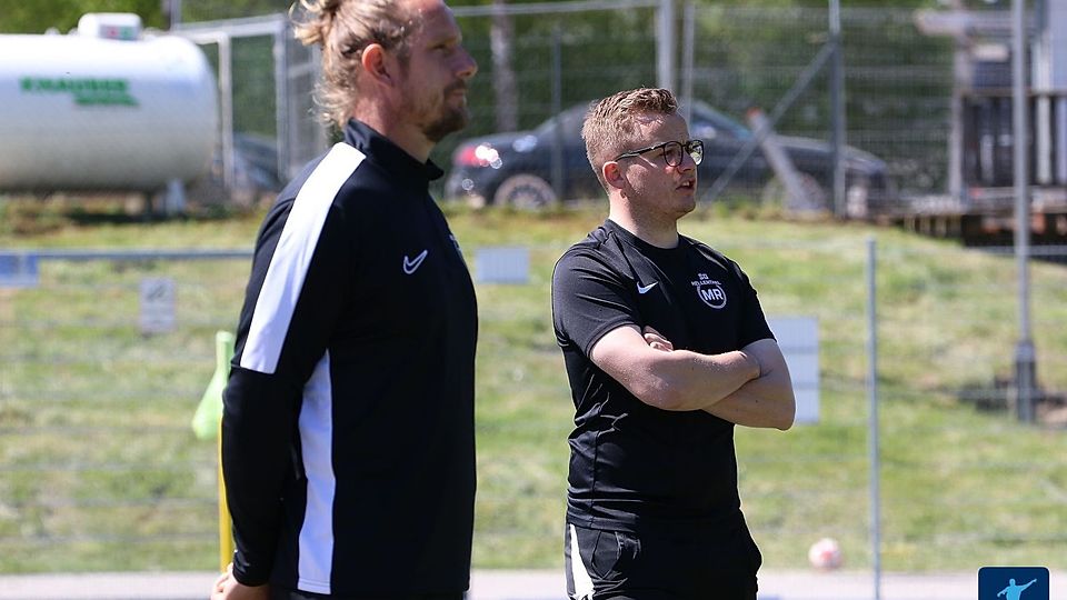 Hellenthals Trainerduo Thomas Valtinke (li.) und Moritz Reder hat den Klassenerhalt noch nicht abgeschrieben