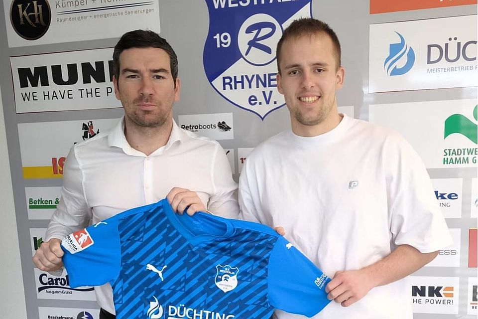 Rhynerns Sportlicher Leiter David Schmidt (l.) mit Neuzugang Johannes Thiemann.