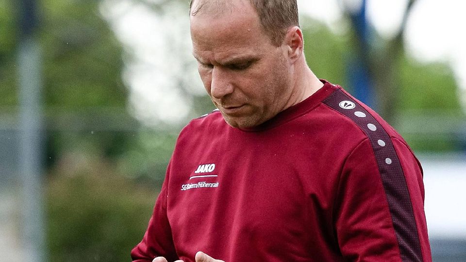 Schon wieder eine Absage? Baierns SG-Organisator Markus Hasselberg blickt sorgenvoll aufs Handy.