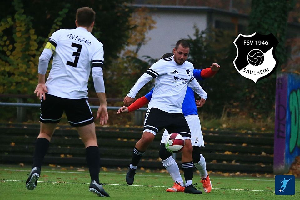 Der FSV Saulheim II (in weißen Trikots) behauptete sich gegen die TSG Drais, was auch den Tabellenführer aus Nackenheim erfreute (Foto aus früherer Partie gegen UDP Mainz).