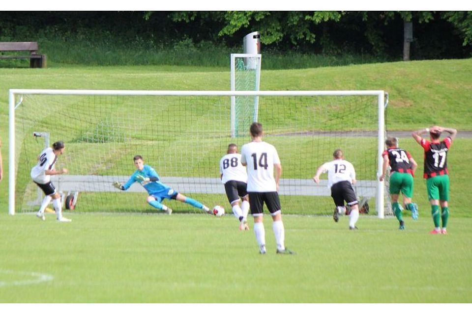 Adliswils Neuzugang Oudjouadj erzielte in der 27. Minute per Elfmeter das 2:0.