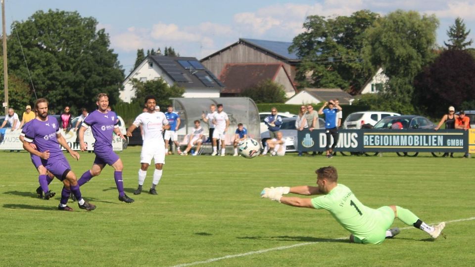Der Schwabegger Keeper David McFaul hält den Schuss von Jonas Macht (weißes Trikot).