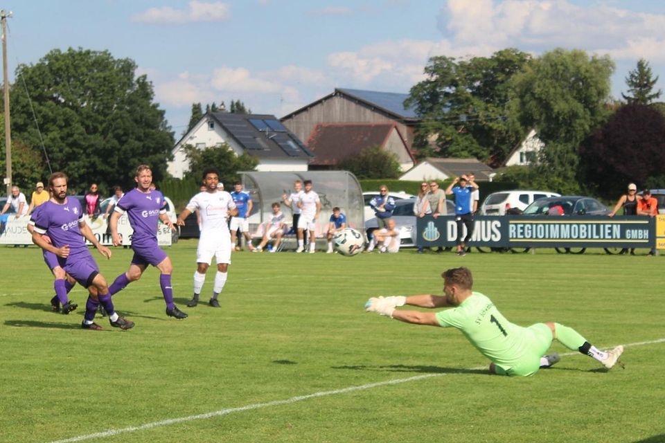 Der Schwabegger Keeper David McFaul hält den Schuss von Jonas Macht (weißes Trikot).