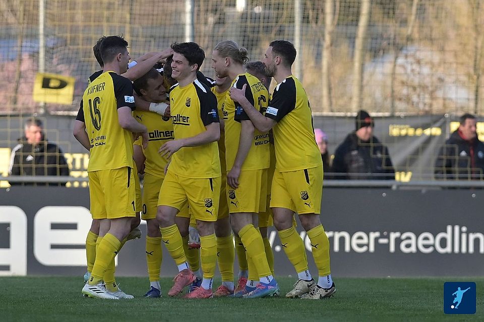 Vilzings Spieler feiern den sehenswerten 2:1-Führungstreffer von Simon Sedlaczek (verdeckt). 