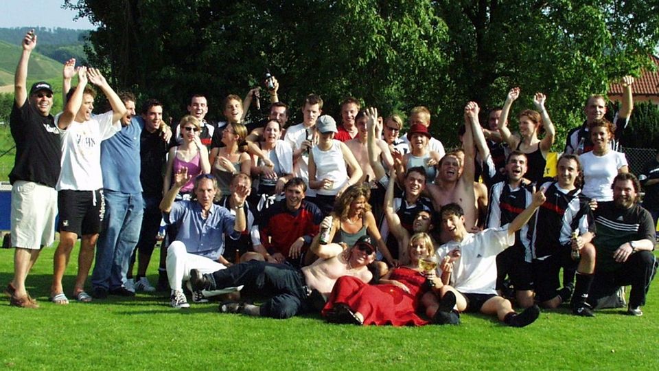 2002 feierte der SV 08 Laufenburg in Durbach den Aufstieg in die Verbandsliga. In der vordersten Reihe des Jubelfotos: die Durbacher Weinprinzessin.