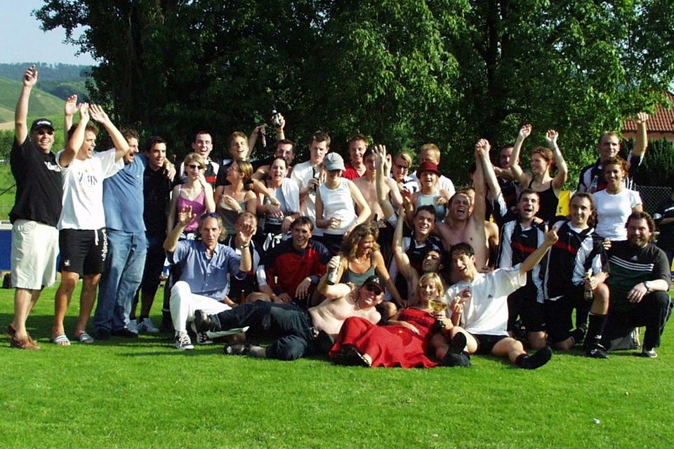 2002 feierte der SV 08 Laufenburg in Durbach den Aufstieg in die Verbandsliga. In der vordersten Reihe des Jubelfotos: die Durbacher Weinprinzessin. 2002 feierte der SV 08 Laufenburg in Durbach den Aufstieg in die Verbandsliga. In der vordersten Reihe des Jubelfotos: die Durbacher Weinprinzessin.