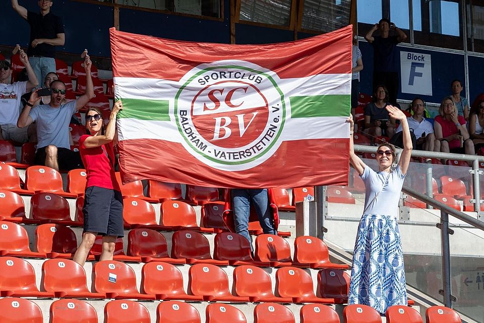 Mit Fahne und Begeisterung dabei: So wie hier die Fans des SC Baldham-Vaterstetten beim Finale in Unterhaching, sorgten die Eltern des Fußballnachwuchs für gute Stimmung.