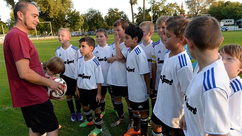 Zuhören, was der Trainer sagt: In kurzer Zeit haben sich dem MTV über 100 fußballbegeisterte Kinder angeschlossen, jetzt müssen dringend mehr Übungsleiter wie Ricky Fioole (links) her. Foto: Anestis Aslanidis