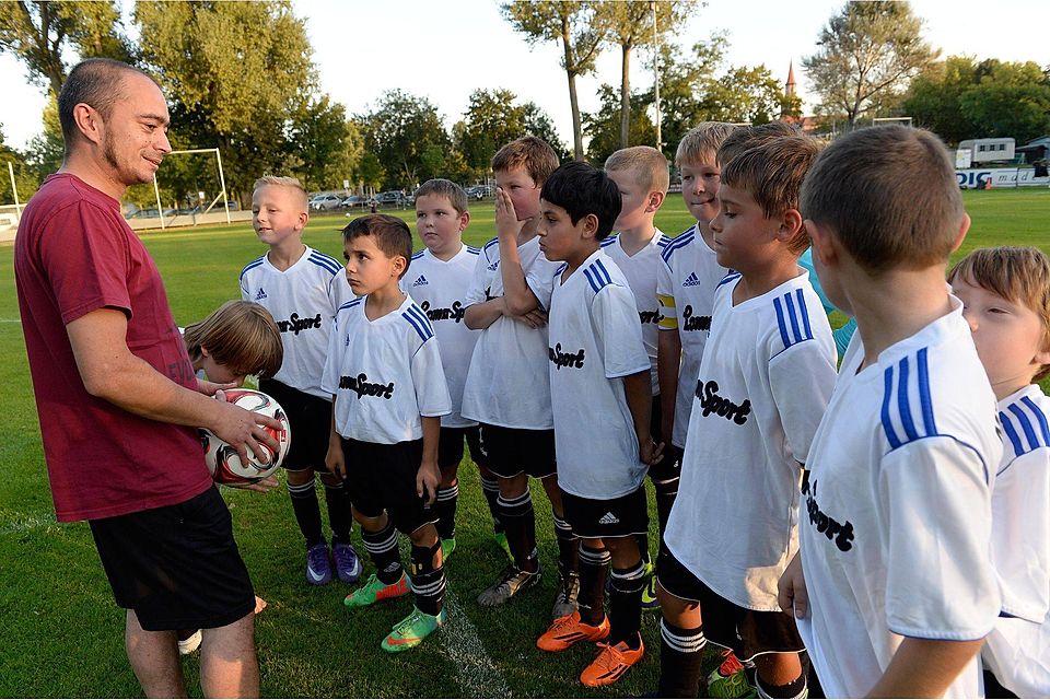 Zuhören, was der Trainer sagt: In kurzer Zeit haben sich dem MTV über 100 fußballbegeisterte Kinder angeschlossen, jetzt müssen dringend mehr Übungsleiter wie Ricky Fioole (links) her. Foto: Anestis Aslanidis