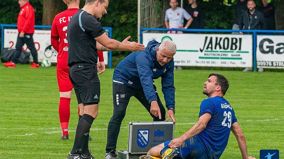 Zwei Protagonisten des kuriosen Spiels in Neustadt/Orla: Schiedsrichter Martin Falk (links) und Eichsfelds' Nils Pichinot (liegend).