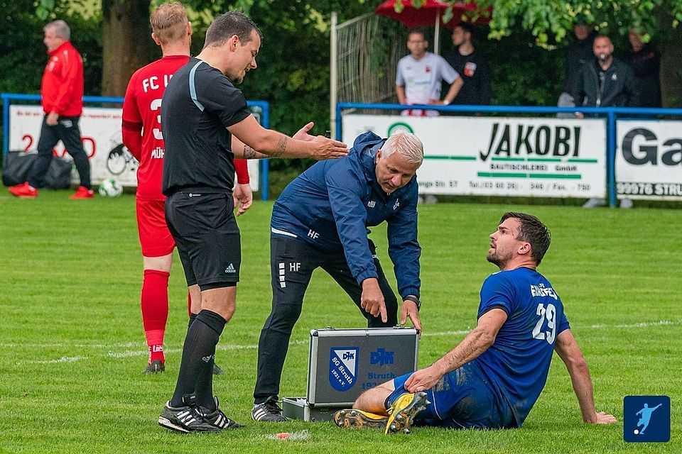 Zwei Protagonisten des kuriosen Spiels in Neustadt/Orla: Schiedsrichter Martin Falk (links) und Eichsfelds' Nils Pichinot (liegend).