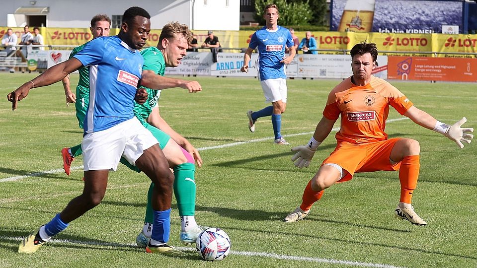 Eintrachtler Levi Mukamba (blaues Trikot) bremst hier in allerhöchster Not Ingelheims Tom Zimmer aus. SGE-Keeper Felix Basting muss nicht eingreifen.