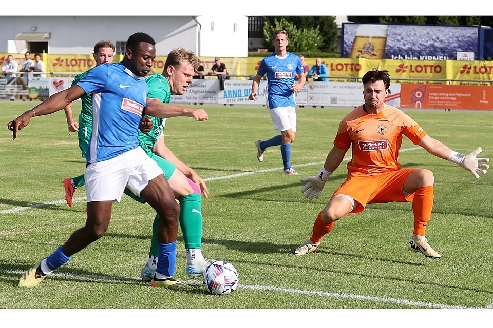 Eintrachtler Levi Mukamba (blaues Trikot) bremst hier in allerhöchster Not Ingelheims Tom Zimmer aus. SGE-Keeper Felix Basting muss nicht eingreifen.