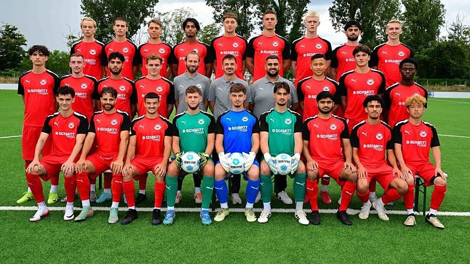 Die Mannschaft des SV Rot-Weiß Walldorf II für die Verbandsliga-Saison 2025/26. Von hinten links: Illiia Sereda, Alexander Likakis, Joaquin Fazal, Saran Ram Kumar, Nikolai Loderer, Marlon Ohl, Nico Neukirch, Salvatore Incatasciato, Simon Ginsberg. Mitte links: Enes Atug, Marlon Koffler, Burhan Kara, Fabian Heidenreich, Andreas Eberlein (Co-Trainer), Marco Gennaro Eckert (Trainer), Sercan Killic (Co-Trainer), Seiya Izumi, Nick Sauer, Jesse Anafi. Vorne links: Yuma Reichert, John Basim Yohanna, Yannis Severis, Sam Rebner, Felix Rossmann, Sebstian Hilger, Sabih Jathol, Mohamed Belkaid, Shuto Miyazawa.	Foto: Uwe Krämer