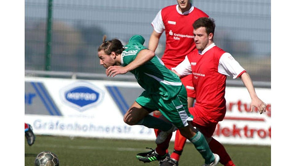 imgshow[10].jpg - Einen Schritt voraus waren Marvin Klein (links) und der SV Leuscheid dem TuS Oberpleis II um Max Bornemann. Foto: Wolfgang Henry