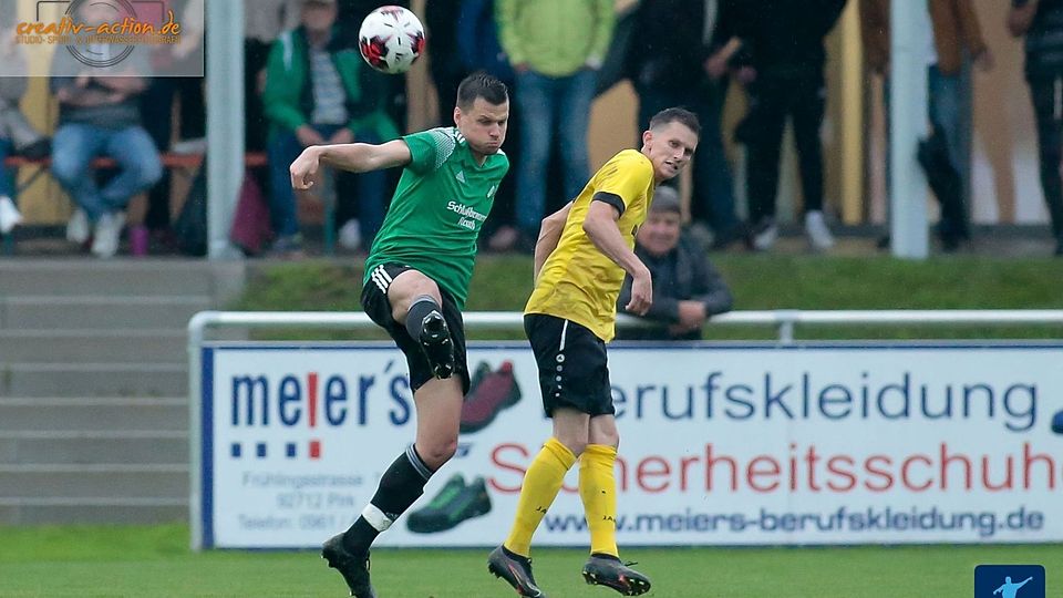 Kapitän Fabian Mark (links) und sein TSV Reuth gehen nach dem knappen Erfolg gegen die SG Seugast/Schlicht II (in Gelb-Schwarz) im Sommer in die dritte Kreisligasaison in Folge. 