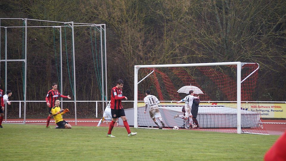 In der 96. Minute staubte SVW-Kapitän Hanno Balitsch zum letztlich verdienten 1:0 Sieg des Spitzenreiters in Neckarelz ab. F: Galm