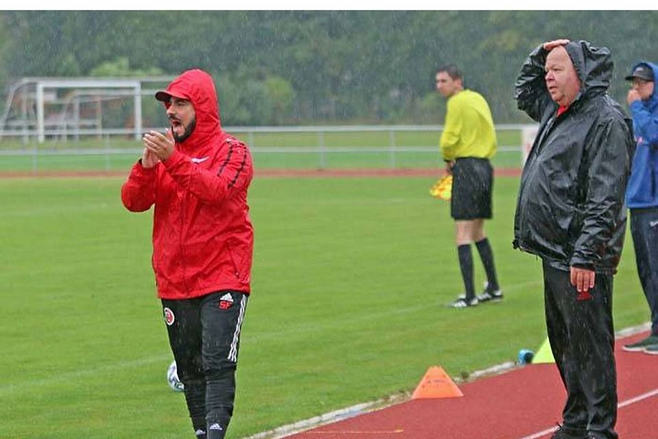Trainer Silvano Fiore und Schwarz-Rot Neustadt/Dosse treffen heute auf Hertha BSC. Auch im Testspiel könnte es zu Regenschauern kommen.