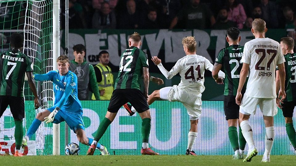 Frans Krätzig (Bayern Muenchen), re., erzielt das Tor zum 0:3 26.09.2023, Fussball GER, DFB Pokal 2023/2024, 1. Runde, P