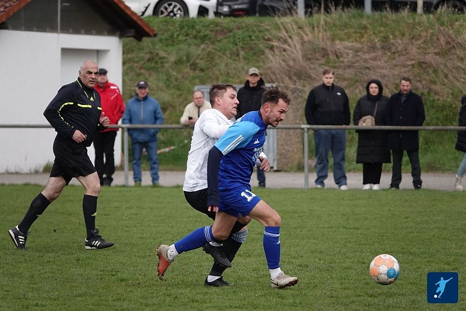 Die Adelshofener (blau) stecken im Tabellenmittelfeld fest.