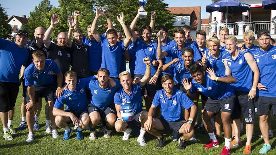 Und der Pokal geht an? Magdeburg! Ein 5:1 gegen Troyes machte es möglich.  | Foto: Daniel Fleig
