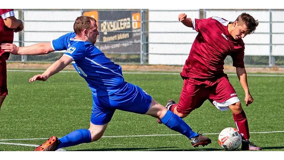 Robin Dietrich Tanasic (r.), hier attackiert vom Langenaubach Marko Alexander Baier, und der SSV Haigerseelbach wollen am Sonntag ihre Chance nutzen. © Lorenz Pietzsch