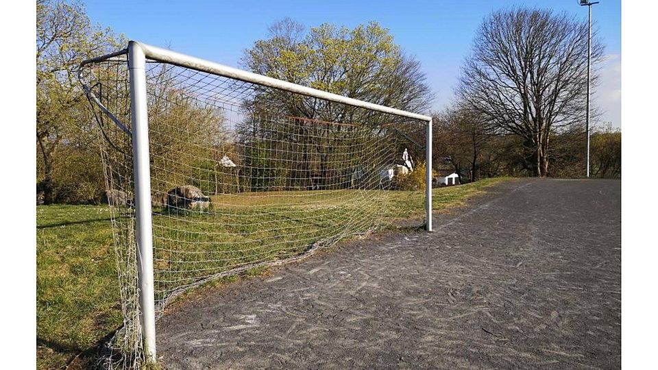 Tadellos: Auf dem Hartplatz in Oberbiel haben die Tore die nahezu perfekte Größe.	Foto: Fabio Schmidt