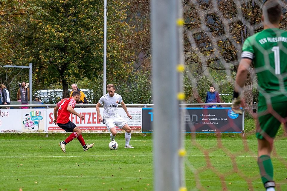 Druckvolle Offensive: Franz Huber (in Weiß) initiierte mit seinem Angriff das 2:0 für Kreuth.