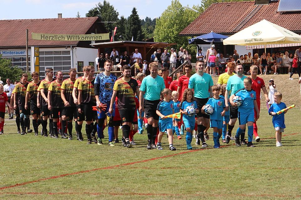 Fiebern auf das Kräftemessen mit dem hochklassigen Gegner hin: Die Sportfreunde Egling (links) beim Einlauf mit den Fußballern der Spielvereinigung Unterhaching. Die Gäste gewinnen vor rund 250 Zuschauern mit 5:1.