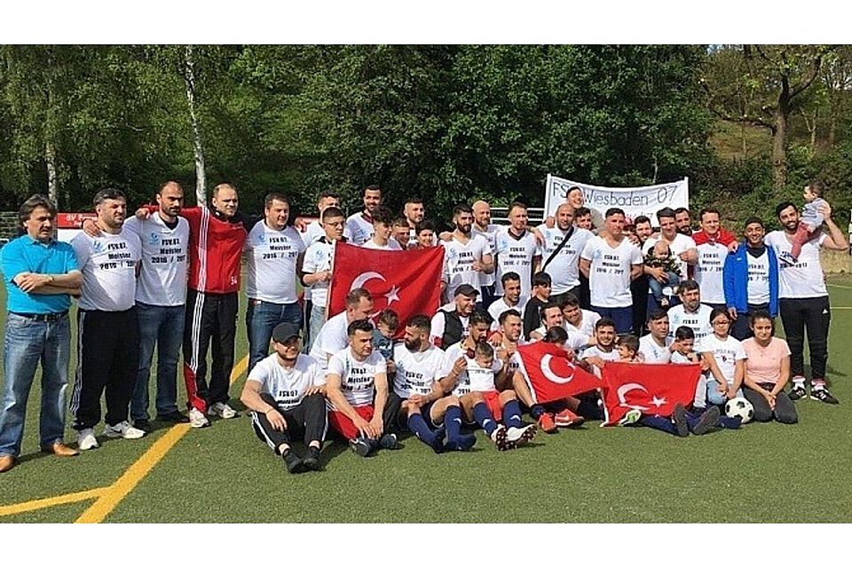 Der FSV feierte intern seine Meisterschaft. Einmal mehr machte Ertugrul Bilgili sportlich den Unterschied für den Meister aus. Diesmal traf der Top-Torschütze der Liga sieben Mal. F: Klein