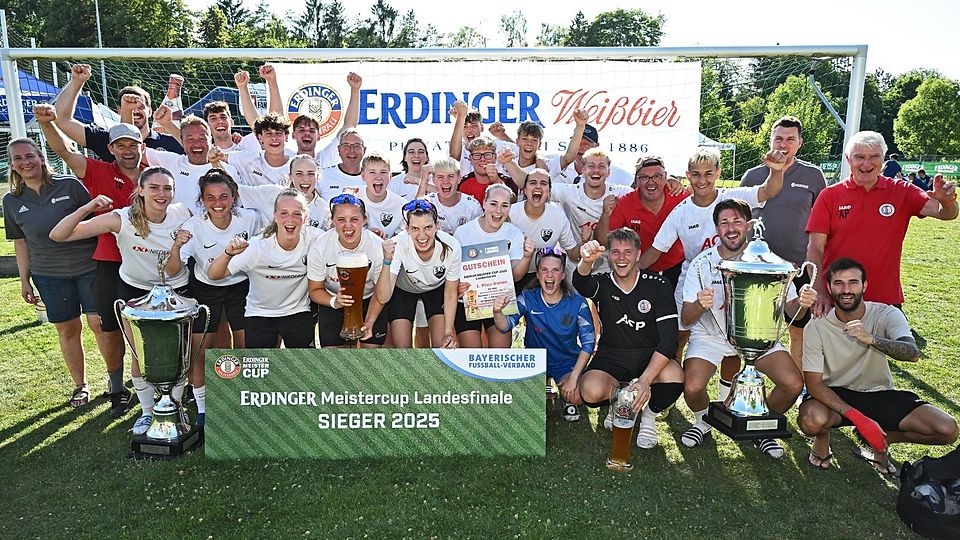 Die beiden Siegerteams vom FC Sturm Hauzenberg und dem SC Regensburg.