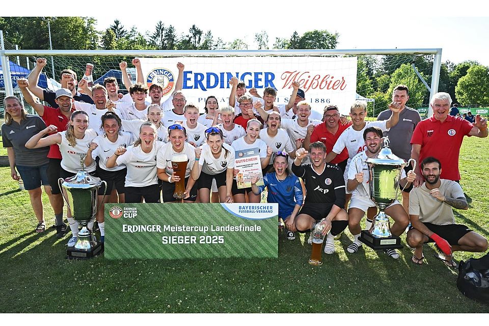 Die beiden Siegerteams vom FC Sturm Hauzenberg und dem SC Regensburg.