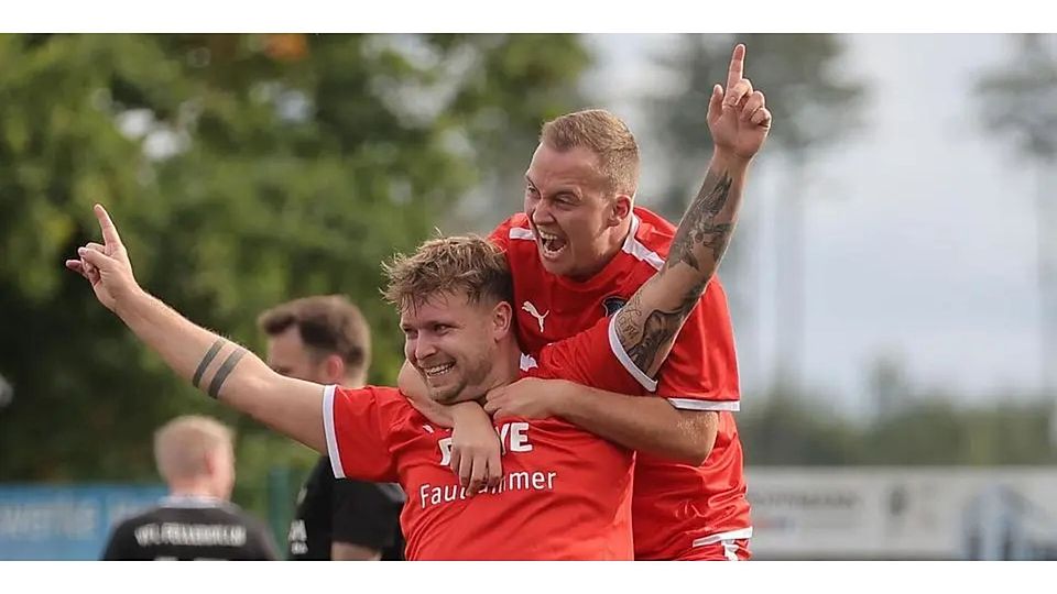 Obere Dills Nicolai König bejubelt seien sehenswerten Treffer zum 2:0 gemeinsam mit Janis Kring. Der Aufsteiger hat das Derby und Spitzenspiel der A-Liga beim VfL Fellerdilln 3:0 gewonnen. © Jonathan Ortmann