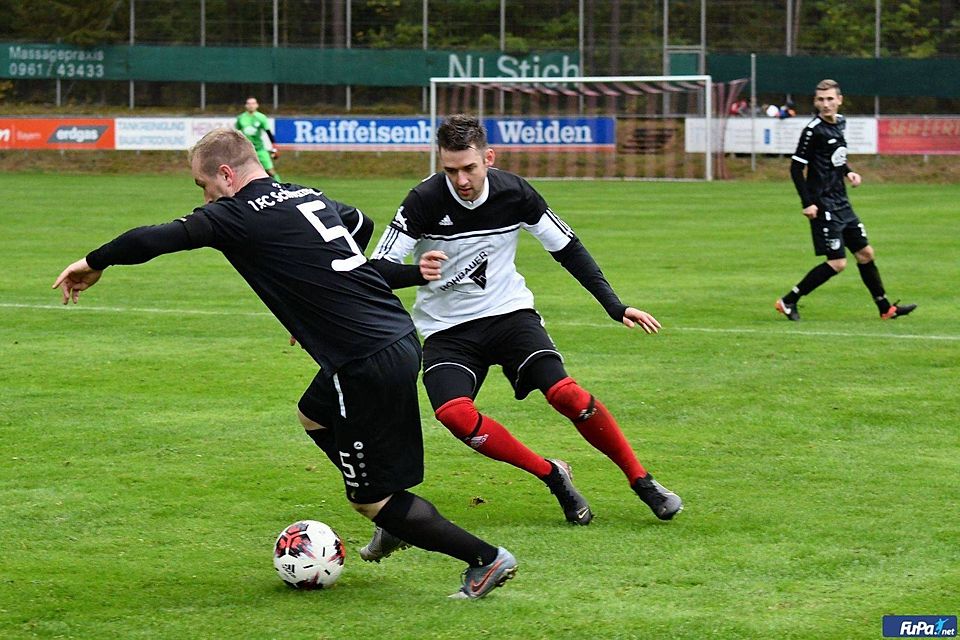 Florian Stadler (Mitte, rote Stutzen) war der "Matchwinner" beim 1:0 des SC Luhe-Wildenau gegen den 1. FC Schwarzenfeld.