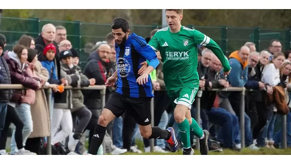 Vor einer stattlichen Kulisse enteilt Alhadi Ibrahem (li.) vom VfB Aßlar dem Werdorfer Nils Woeschka. 2:0 gewinnen die Gäste das Nachbarschaftsduell. © Isabel Althof