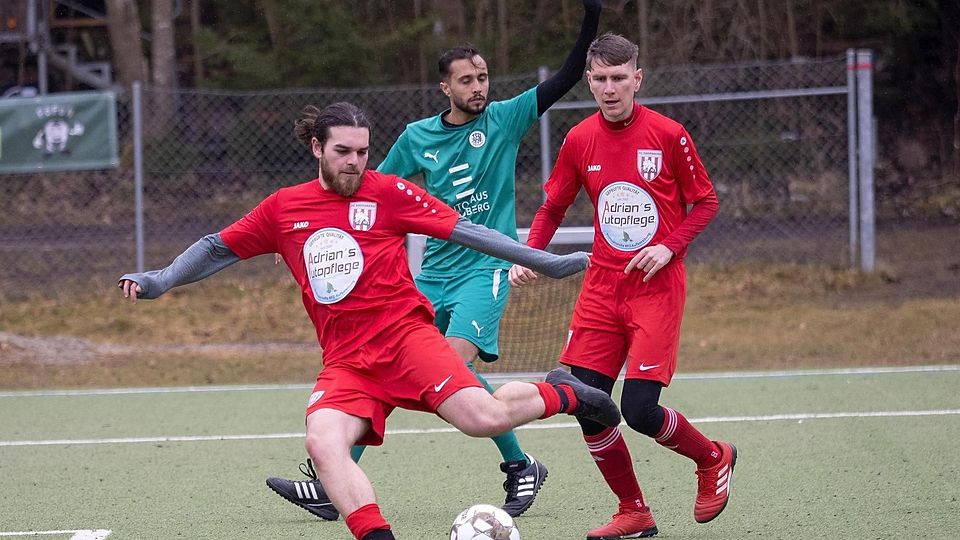 Vergebliches Winken von TSV-Spieler Hasibullah Naimi.: Alexander Ambarzumjan (li.) besorgt für den FCE, unter den Augen von Ludwig Hitzinger, den 2:1-Siegtreffer.