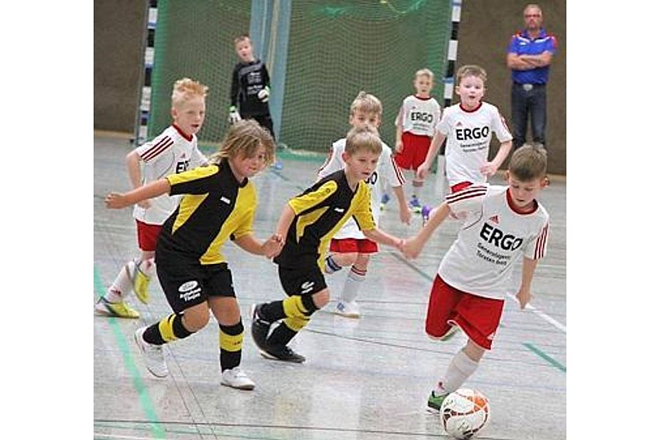 An Nikolaus rückte der Fußball in Varel zur Nebensache: hier spielen TV Neuenburg (schwarz/gelb) und TuS Obenstrohe (weiß/rot) Friedhelm Müller-Düring
