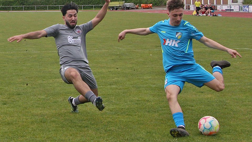 Oftmals kamen die Königsbrunner gegen Aystetten einen Schritt zu spät. Tobias Ullmann (rechts) kommt hier unbedrängt zum Abschluss. 