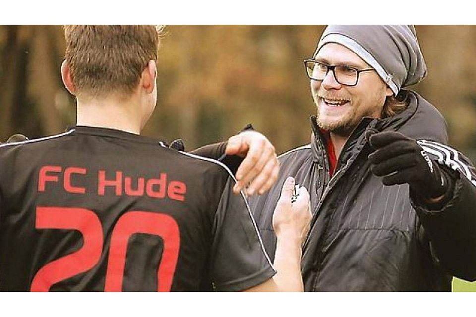 Immer im Gespräch mit den Spielern:     Hudes Trainer Lars Möhlenbrock Michael Hiller