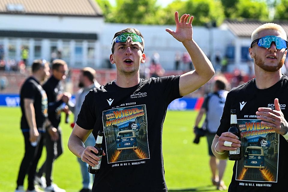 Was für ein Tag für Marius Wörl: Dem ehemaligen Münchner gelang der Siegtreffer. Danach ging es zu den Fans in die Kurve, um gemeinsam den Aufstieg in die 2. Bundesliga zu feiern. Was für ein Tag für Marius Wörl: Dem ehemaligen Münchner gelang der Siegtreffer. Danach ging es zu den Fans in die Kurve, um gemeinsam den Aufstieg in die 2. Bundesliga zu feiern.