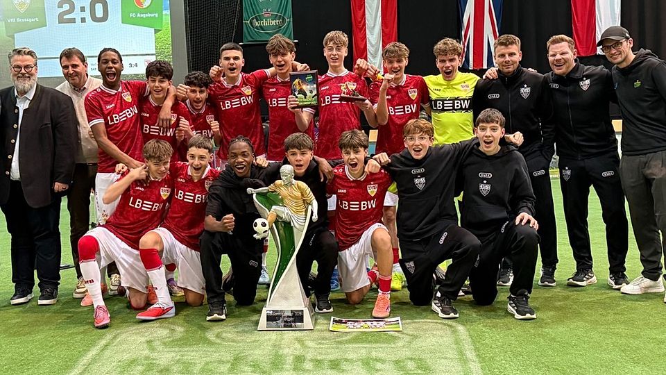 Das Siegerteam: der VfB Stuttgart inmitten der Turnierprotagonisten - v.li.: Passaus 2. Bürgermeister Andi Rother, Hauptsponsor Stephan Marold (Brauerei Hacklberg) und ganz rechts Turnier-Chef Manuel Kirchberger.