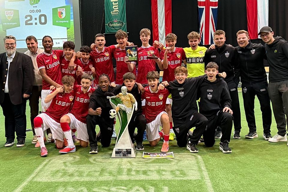 Das Siegerteam: der VfB Stuttgart inmitten der Turnierprotagonisten - v.li.: Passaus 2. Bürgermeister Andi Rother, Hauptsponsor Stephan Marold (Brauerei Hacklberg) und ganz rechts Turnier-Chef Manuel Kirchberger.