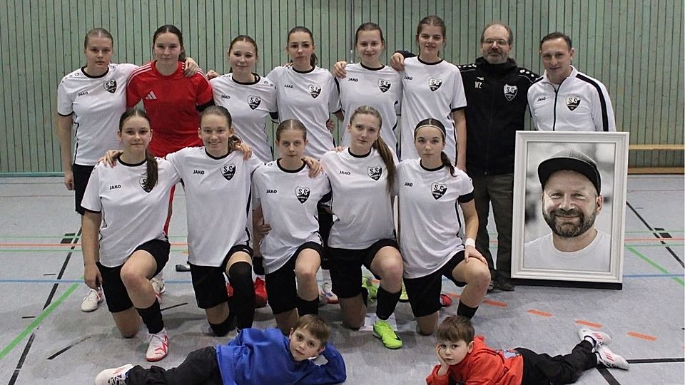 Emotionales aus Bad Kötzting: Die U17-Juniorinnen des SC Regensburg widmen den Bezirkstitel ihrem im Dezember verstorbenen Trainer Florian Weber.