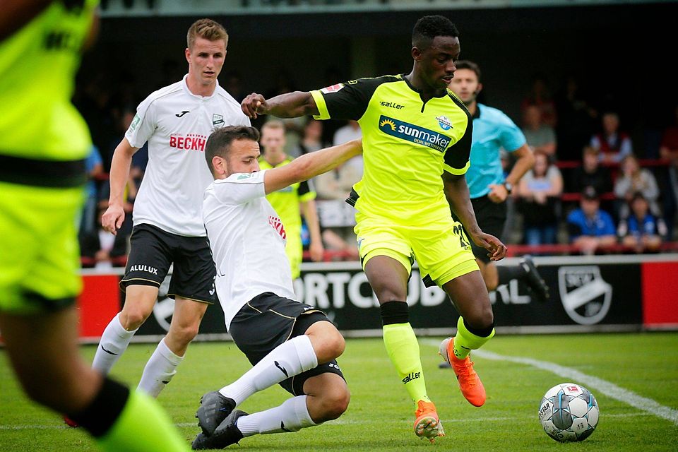 Mutig: Mehmet Kurt (l.) und Jan Schöppner (r.) jagten dem mit Khiry Shelton angreifenden SC Paderborn zahlreiche Bälle ab und glänzten gegen den Bundesligisten mit schneller Umschaltoffensive. Kurt erzielte mit der ersten Chance sogar das 1:0 für den SC Verl. 